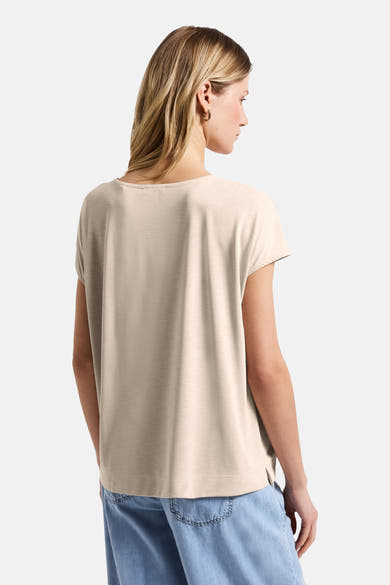 Top uni manches courtes beige par STREET ONE, vue de dos, porté avec un pantalon bleu.
