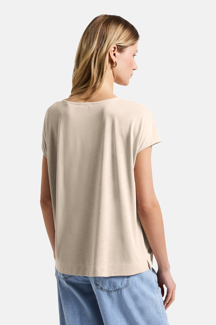 Top uni manches courtes beige par STREET ONE, vue de dos, porté avec un pantalon bleu.
