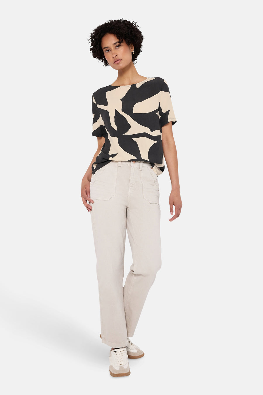 Multikleurenblouse (mouwloos) van Street One, met een zwart en beige abstract patroon.
