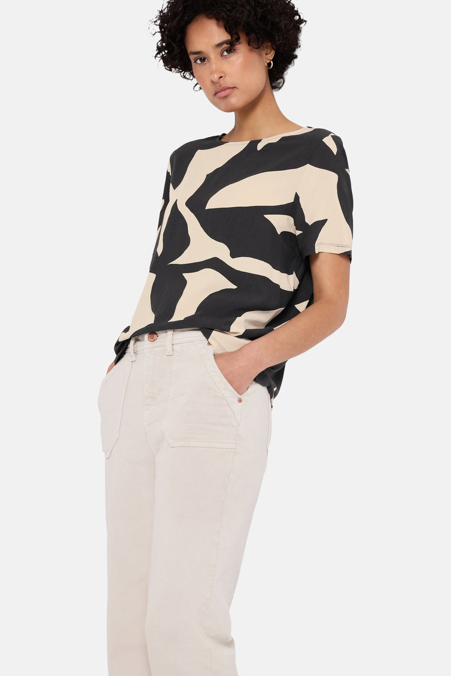 Multikleurig Street One blouse met abstract patroon gedragen met een lichte broek.