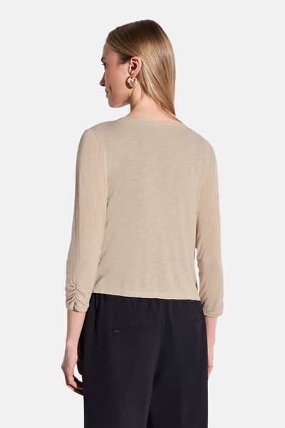 Beige gilet van STREET ONE, lange gerimpelde mouwen, gedragen met een zwarte high-waist broek.
