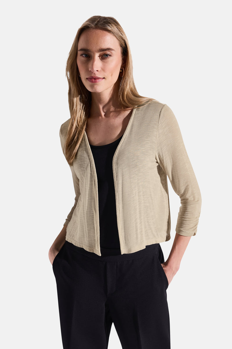 Beige gilet van STREET ONE, gedragen met een zwarte tanktop en een zwarte broek met hoge taille.
