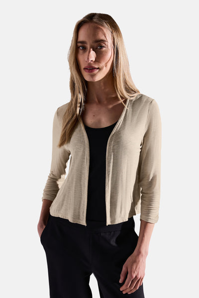Gilet beige by STREET ONE, porté avec un débardeur noir et un pantalon taille haute noir.