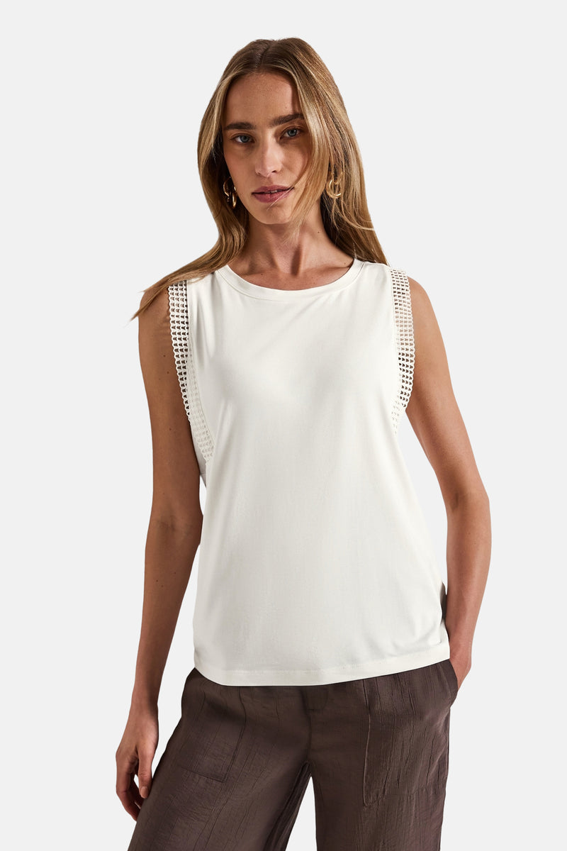 Ecru mouwloos top van Street One met ajourdetails op de schouders gedragen met een bruine broek.