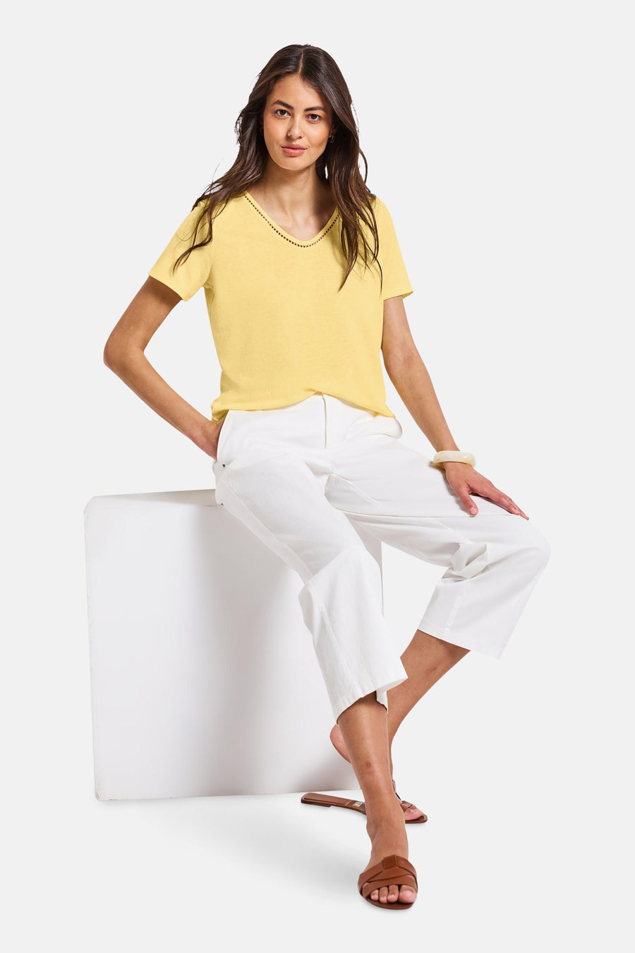 Top met korte mouwen geel van Street One, met geschulpte V-hals, gedragen met een witte broek.