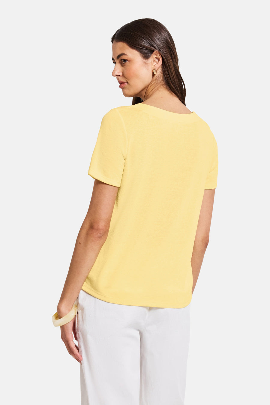Top met korte mouwen geel van STREET ONE, gedragen met een witte broek en een lichte armband.
