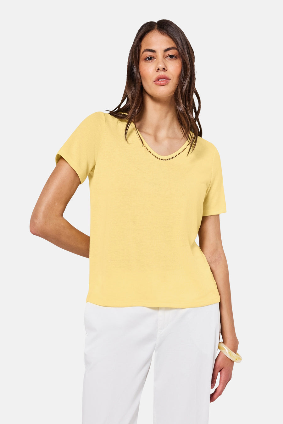 Top met korte mouwen geel van Street One, versierd met een ajourrandje bij de hals, gedragen met een witte broek.