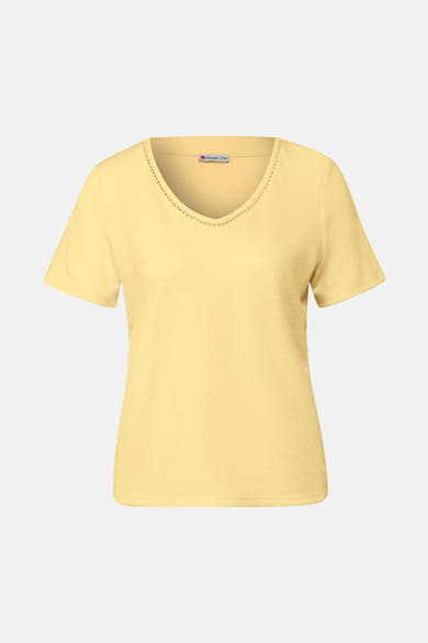 Gele top met korte mouwen van Street One, met geperforeerde bies bij de halslijn.