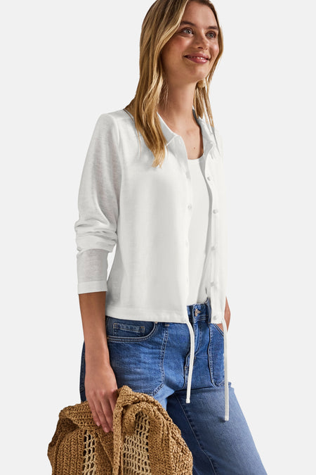 Ecru blouse (lange mouwen) van STREET ONE, gedragen met een witte tanktop en een high-waisted jeans.