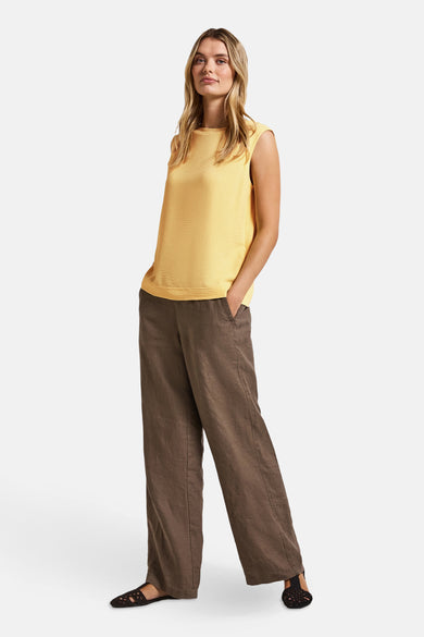 Gele tanktop van STREET ONE met subtiele textuur, gedragen met een bruine wijde broek.