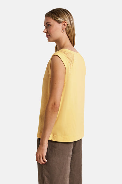 Mouwloze gele top van Street One met mesh details op de schouders en een crêpe textuur.