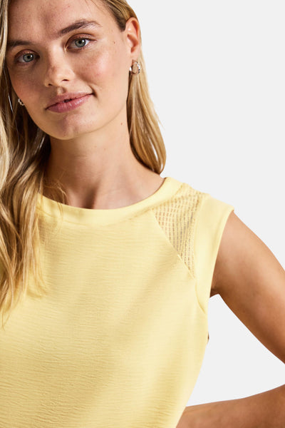Top sans manches jaune de Street One avec empiècement en maille aux épaules.