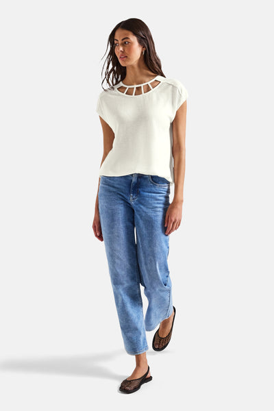 Top uni manches courtes écru de Street One, porté avec un jean décontracté et des chaussures plates à mailles.
