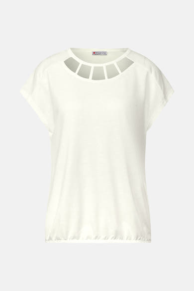 Ecru top met korte mouwen van Street One, met decoratieve uitsnijdingen bij de halslijn en elastische zoom.