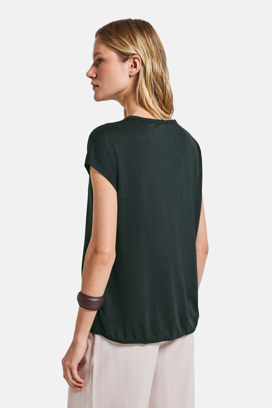 Top met korte mouwen groen van STREET ONE, gedragen met een lichtroze broek en een bruine armband.