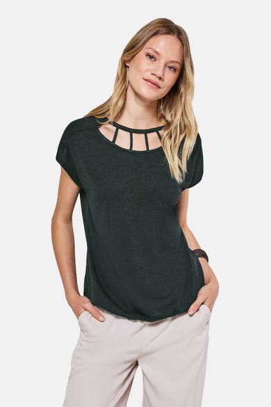 Top met korte mouwen groen van STREET ONE, met uitgesneden halslijn en gedragen met een lichte broek.