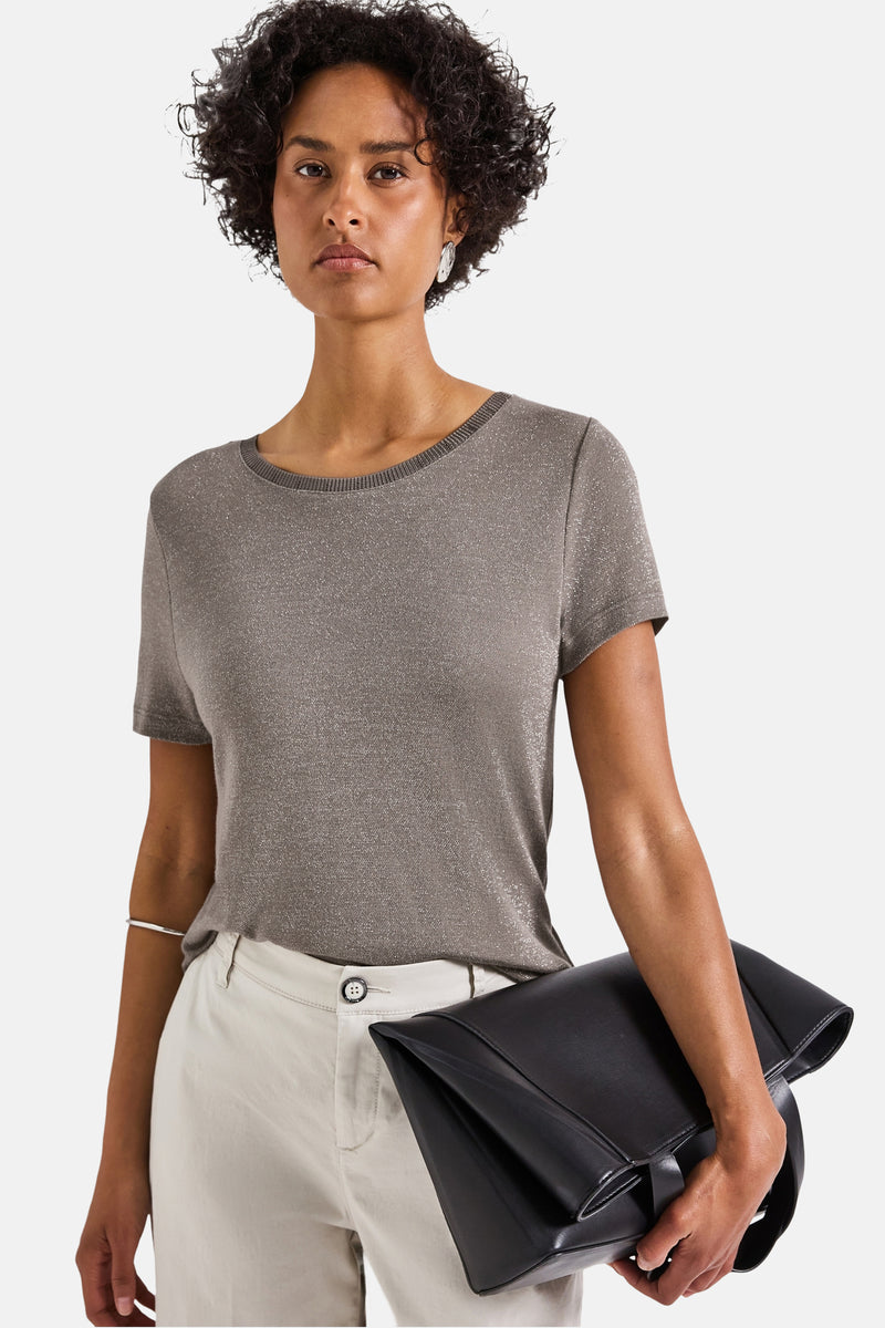 Top met korte mouwen beige van STREET ONE met een gebroken witte broek en een zwarte tas.