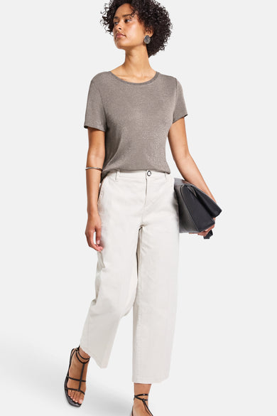 Top met korte mouwen beige van STREET ONE, gedragen met een witte broek en zwarte sandalen.