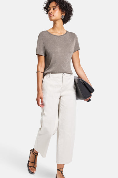 Top met korte mouwen beige van STREET ONE, gedragen met een witte broek en zwarte sandalen.