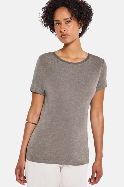 Top uni manches courtes beige de STREET ONE, avec un subtil éclat brillant et bracelet au bras.
