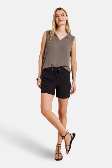 Beige mouwloze top van Street One, met V-hals en gedragen met een zwarte korte broek.
