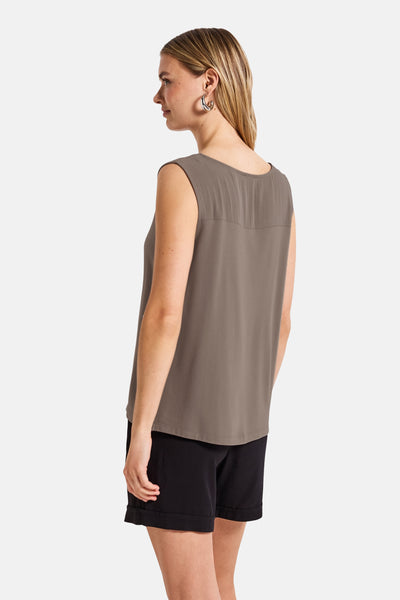 Beige mouwloze top van STREET ONE, met textuurinzetstuk en gedragen met een zwarte short.