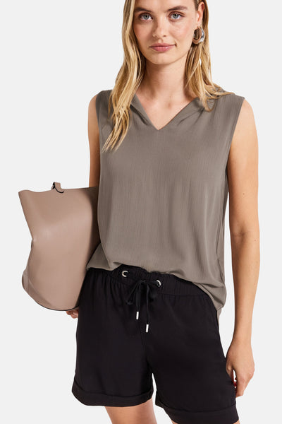 Beige mouwloos top van Street One, gedragen met een zwarte short met trekkoord en een beige handtas.