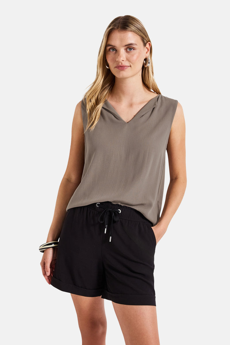Beige mouwloos top van Street One, met een V-hals en subtiele textuur.