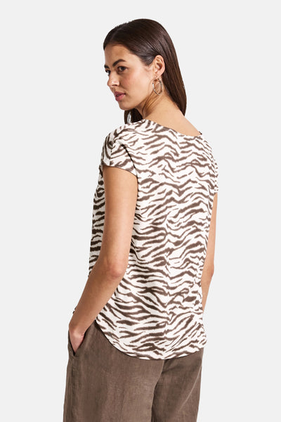 Multikleur T-shirt met korte mouwen van Street One, zebraprint, gedragen met een bruine broek en oorbellen.