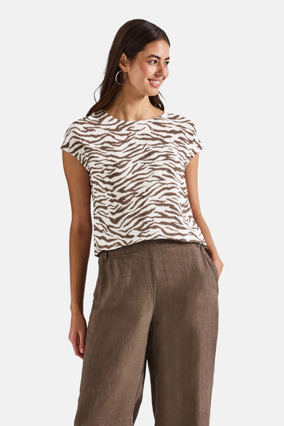 T-shirt à manches courtes à motif zébré multicolore de Street One, porté avec un pantalon marron.
