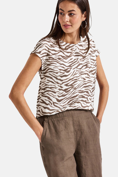 Multikleurig gestreept T-shirt met korte mouwen van Street One, gedragen met een bruine broek.