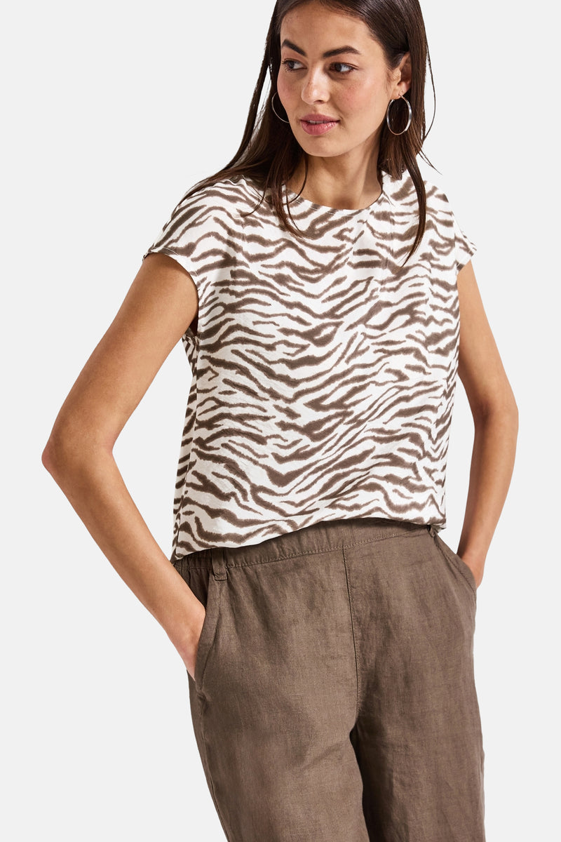 Multikleurig gestreept T-shirt met korte mouwen van Street One, gedragen met een bruine broek.