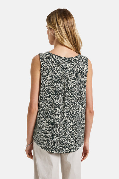 Multikleurig mouwloos topje van STREET ONE, zebraprint, relaxte pasvorm, gedragen met een lichte broek.