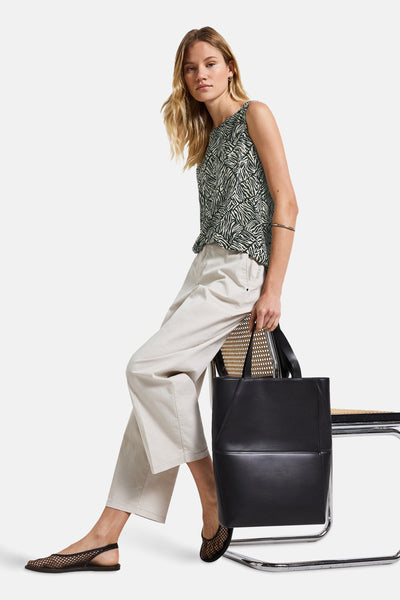 Top sans manches multicolore de STREET ONE, à motif zébré, porté avec un pantalon beige ample et des ballerines ajourées.
