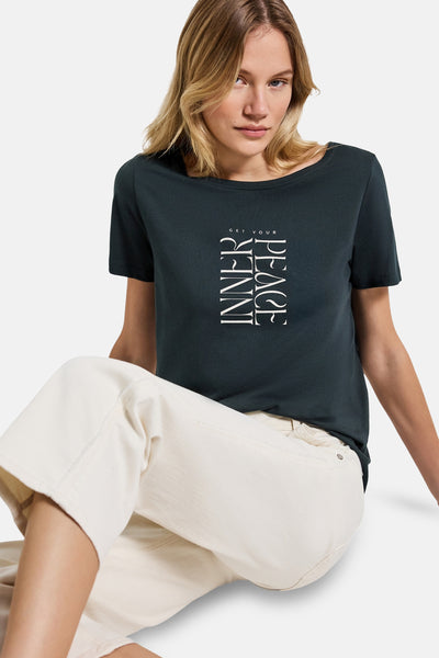 Olijfgroen T-shirt met korte mouwen van Street One, met verticaal printmotief, gedragen met een witte broek.