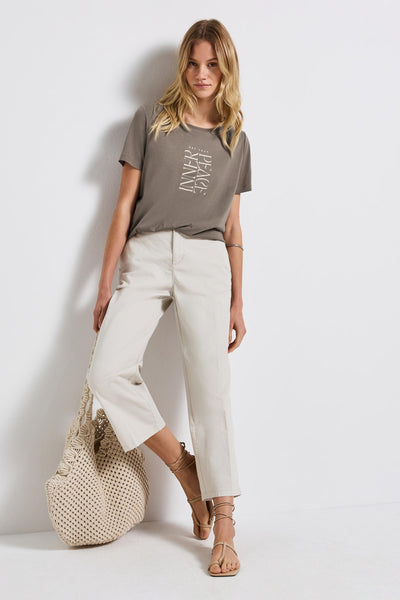 Beige T-shirt met korte mouwen van STREET ONE, verticale tekstprint, gedragen met een lichte broek en sandalen met bandjes.