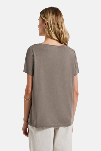 Beige T-shirt met korte mouwen van STREET ONE, van achteren gezien, gedragen met een lichte broek en een zilveren armband.