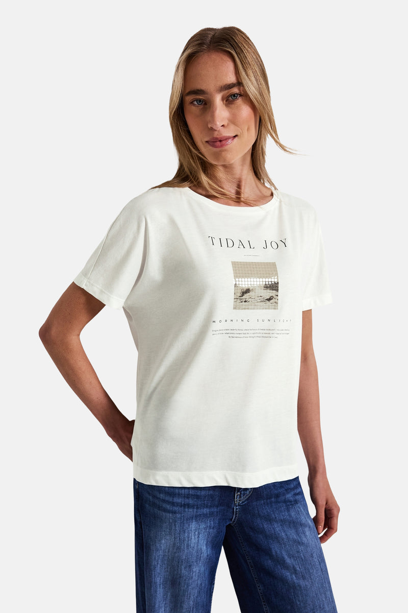 Ecru T-shirt met grafische print, van STREET ONE, gedragen met een donkerblauwe jeans.