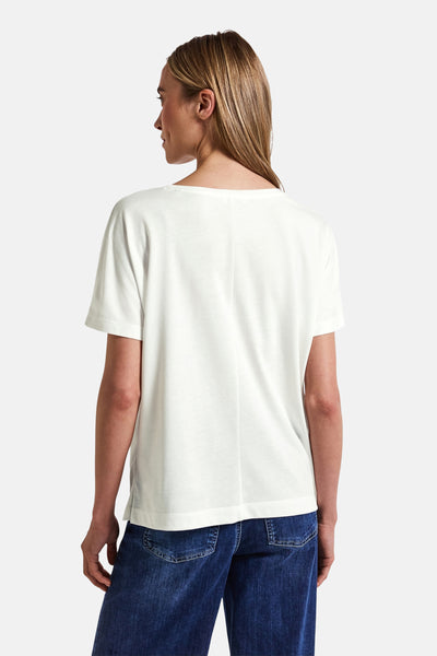 T-shirt écru à manches courtes de STREET ONE, présentant une coupe décontractée et porté avec un jean bleu.
