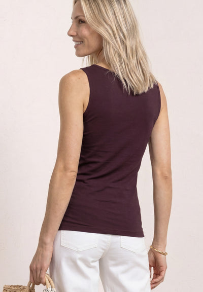 Burgundy sleeveless top by STREET ONE, back view, fitted knit style, worn with white pants and woven bag