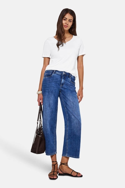 Wit T-shirt met korte mouwen van STREET ONE, gedragen met een blauwe jeans en zwarte sandalen.