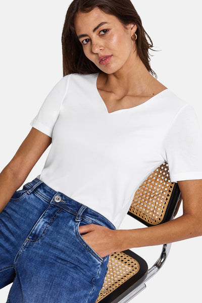 Wit T-shirt met korte mouwen van STREET ONE gedragen met een blauwe jeans en oorbellen.