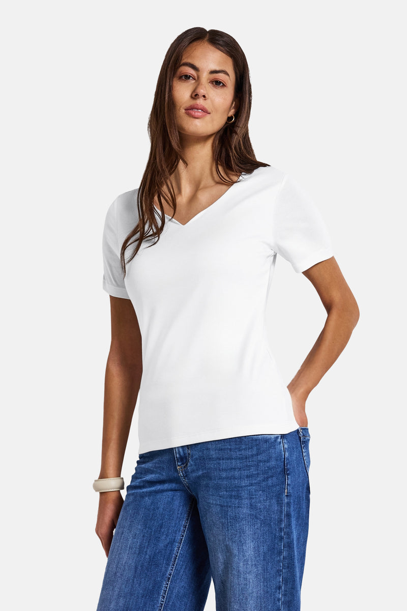 Wit T-shirt met korte mouwen van STREET ONE, gedragen met een blauwe jeans en een armband.