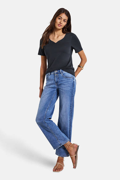 Blauw T-shirt met korte mouwen van STREET ONE, gedragen met een spijkerbroek en sandalen met bandjes.