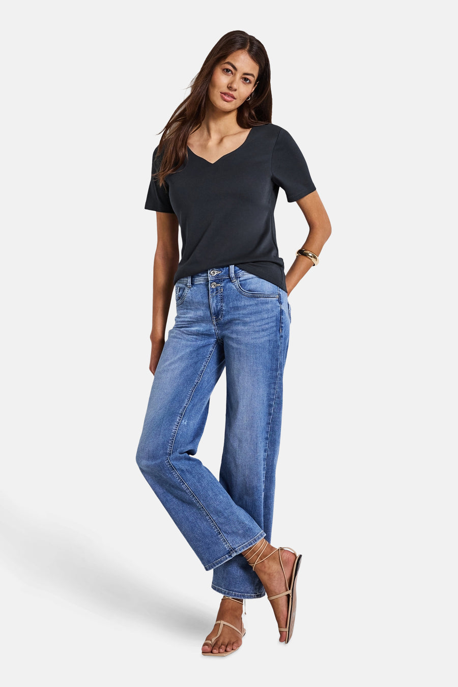 Blauw T-shirt met korte mouwen van STREET ONE, gedragen met een spijkerbroek en sandalen met bandjes.