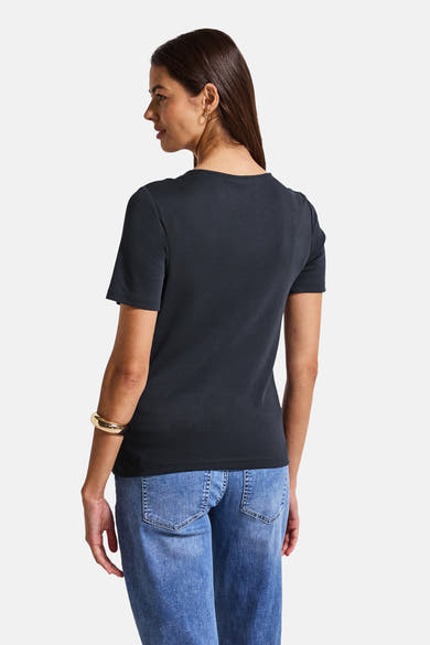 Blauw T-shirt met korte mouwen van STREET ONE, gedragen met een spijkerbroek en een gouden armband, achtergezicht.