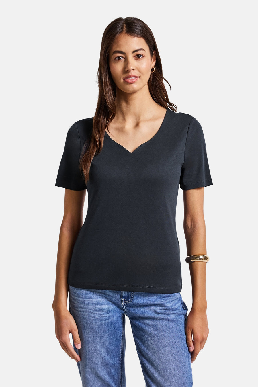 Blauw T-shirt met korte mouwen van Street One, gedragen met een casual spijkerbroek en een gouden armband.