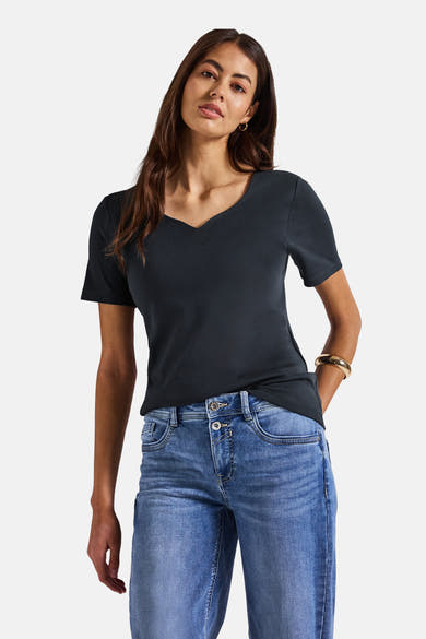 Blauw T-shirt met korte mouwen van Street One, gedragen met een spijkerbroek en een gouden armband.