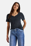 Blauw T-shirt met korte mouwen van Street One, gedragen met een spijkerbroek en een gouden armband.