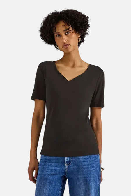 Bruin T-shirt met korte mouwen van Street One, met een V-hals en gedragen met gouden oorbellen.